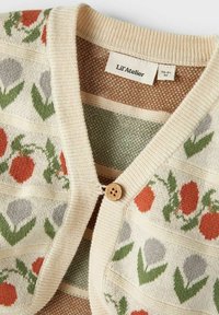 Sweter kardigan z kwiatowym wzorem w odcieniach pomarańczowym, szarym i zielonym na kremowym tle. Zapięcie na drewniane guziki oraz dekolt w kształcie litery V.