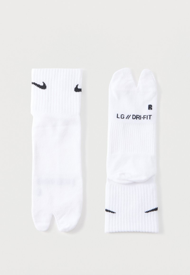 Ζεύγος λευκών κάλτσες Nike με διαχωρισμένο δάκτυλο, μαύρα λογότυπα swoosh, ετικέτα μεγέθους LG και κείμενο Dri-FIT σε μονόχρωμο φόντο.