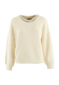 Maglione color crema con una texture pelosa, scollatura rotonda decorata con perline trasparenti e maniche lunghe a vestibilità ampia.