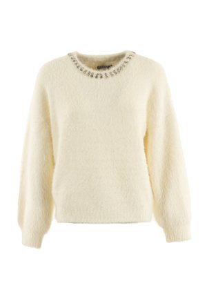 Suéter color crema con una textura suave, escote redondo adornado con cuentas transparentes y mangas largas de corte holgado.