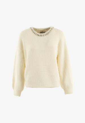 Suéter color crema con una textura suave, escote redondo adornado con cuentas transparentes y mangas largas de corte holgado.