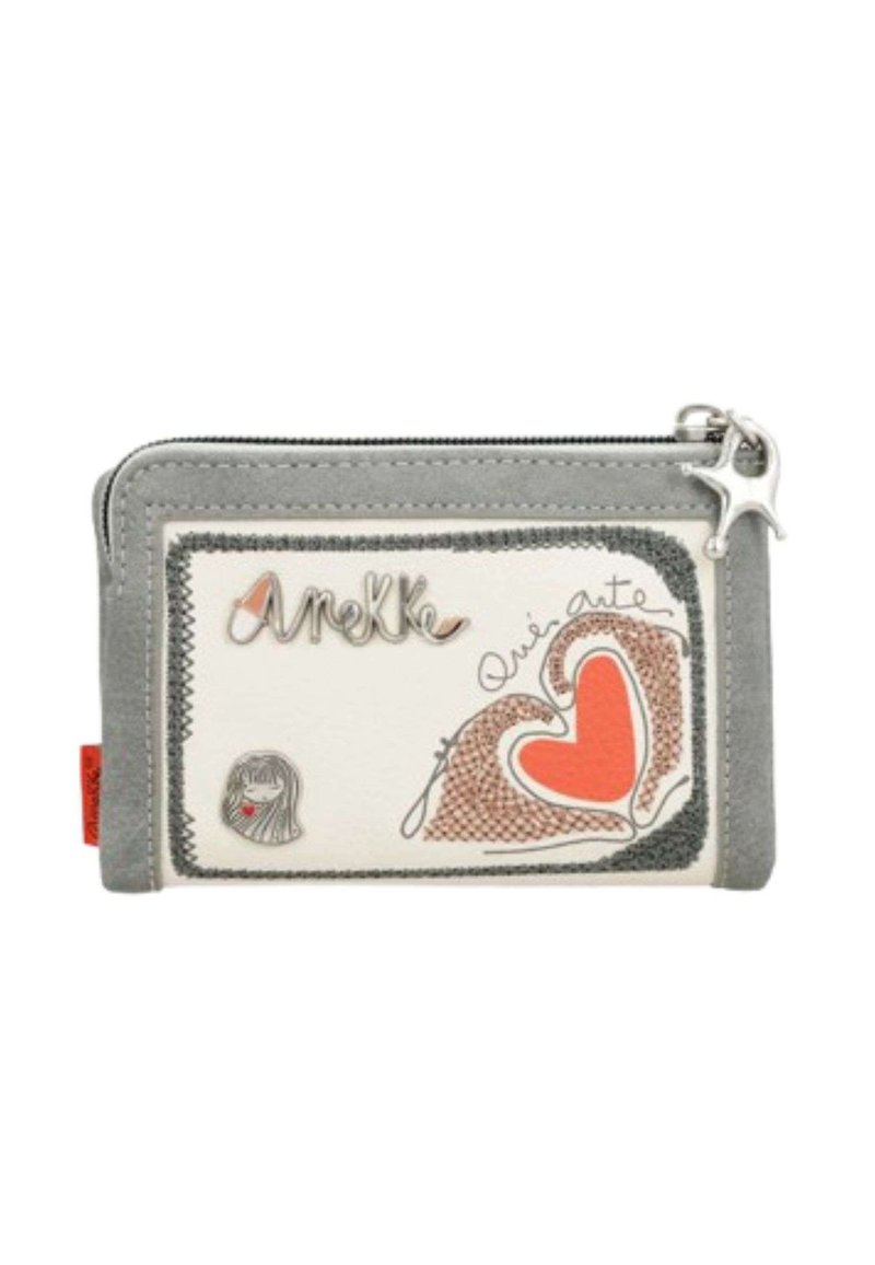 Reißverschluss-Wallet aus creme- und graufarbenem Leder mit Herzdesigns, silberner Hardware und gestickten Details. Enthält eine kleine Charakterillustration.