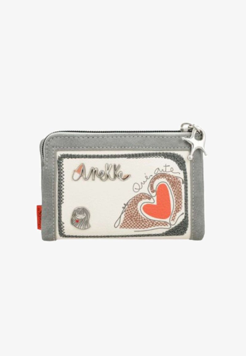 Reißverschluss-Wallet aus creme- und graufarbenem Leder mit Herzdesigns, silberner Hardware und gestickten Details. Enthält eine kleine Charakterillustration.