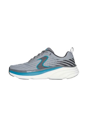 Zapatilla de running gris con un empeine texturizado, detalles en turquesa y una suela blanca gruesa. Presenta cordones y una tira de agarre en el talón.