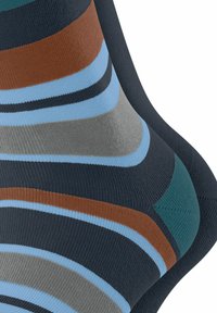 Gestreifte Socken in Dunkelmarine, Teal, Braun, Hellblau und Grau; gerippte Textur; gebogenes Design für zusätzlichen Komfort.
