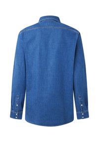 Farmerting, kék, hosszú ujjú, gombos mandzsettával, klasszikus gallérral, hátulról nézve, kontrasztöltésekkel. Simább anyagtextúra.