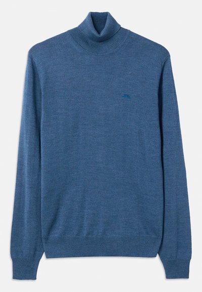 Sweater de gola alta azul feito de tecido macio. Apresenta punhos e barra canelados, com um pequeno logotipo numa tonalidade de azul mais escura no peito.
