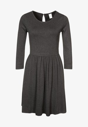 Szara sukienka z długim rękawem, wykonana z miękkiego materiału, z okrągłym dekoltem i detalu z wycięciem na plecach. Rozkloszowany dół ze zgromadzonym pasem.