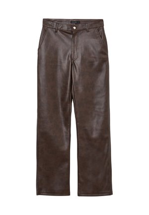 Pantaloni in finta pelle marrone con design a gamba dritta, dotati di quattro tasche e una zip frontale con chiusura a bottone metallico.