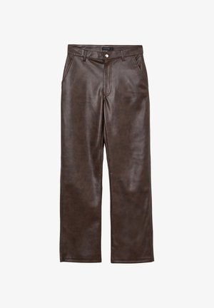 Pantaloni in finta pelle marrone con design a gamba dritta, dotati di quattro tasche e una zip frontale con chiusura a bottone metallico.
