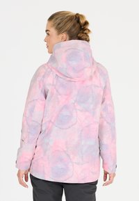 Gemusterte Damen-Skijacke in Pastellrosa und Lavendel. Verfügt über eine Kapuze, strukturierten Stoff und eine taillierte Passform mit schwarzen Hardware-Details.