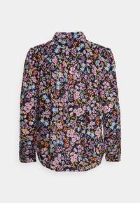 Blouse à manches longues avec un petit motif floral coloré sur fond sombre, dotée d'un col montant et de plis au dos.