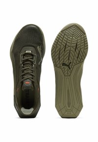 Adidași de antrenament verde măsliniu cu un superior din plasă texturată, închidere cu șireturi și o talpă din cauciuc cu model, având un logo. Design plat, atletico.