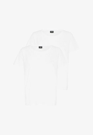 Valge puuvillane t-särk lühikeste varrukatega, ümar kaelus, koos keskblue sirgete jalgade teksade ja hallide spordijalatsitega.