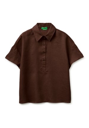 Camisa marrón de lino de manga corta con cuello puntiagudo y tapeta frontal con tres botones, mostrada plana sobre un fondo blanco.