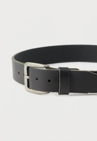 Cinto de couro preto com superfície texturizada, apresentando uma fivela metálica prateada e múltiplos orifícios de ajuste para o tamanho.