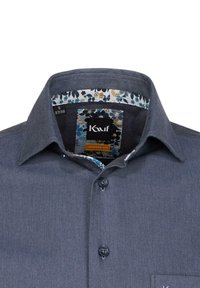 Dunkelgraues Button-up-Hemd mit modernem Schnitt. Hat einen floral bedruckten Krageninnenbereich und eine Brusttasche. Die Knöpfe sind dunkel und rund.