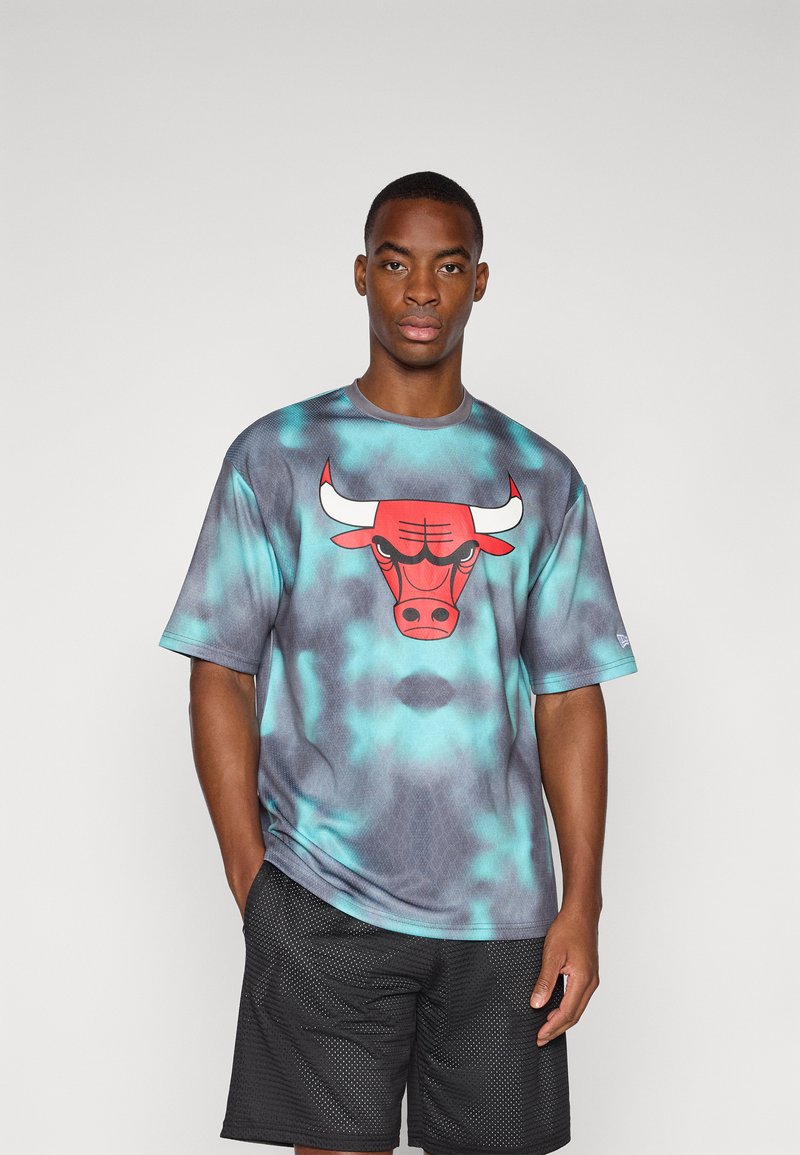 Kortærmet t-shirt med et rødt tyr logo på et blåt og gråt tie-dye mønster, lavet af letvægtsstof for komfort.