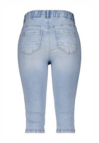 Lichtblauwe denim capri-broeken met een verzamelde elastische tailleband, twee achterzakken en een aansluitend ontwerp dat naar de enkels toe smaller wordt.