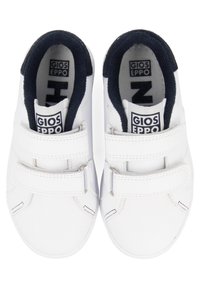 Zapatos de cuero sintético blancos con dos correas de velcro, forro interior color marino y un patrón texturizado en los laterales. Logo de la marca visible en la lengüeta.