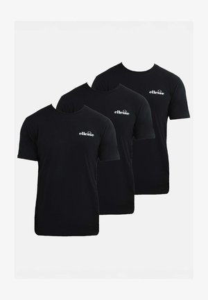 Trzy czarne koszulki z krótkim rękawem marki Ellesse, z małym białym logo na górnej lewej stronie klatki piersiowej, wyeksponowane na białym tle.