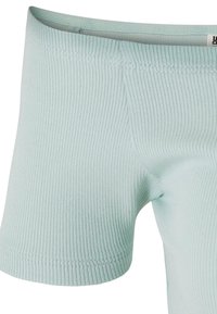 Shorts en maille côtelée bleu clair avec une ceinture élastique et des coutures visibles sur l'ourlet et la ceinture.