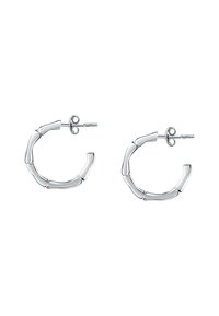 Orecchini a cerchio in argento con un design ispirato al bambù, caratterizzati da una texture liscia e lucida e da una chiusura a misura sicura.