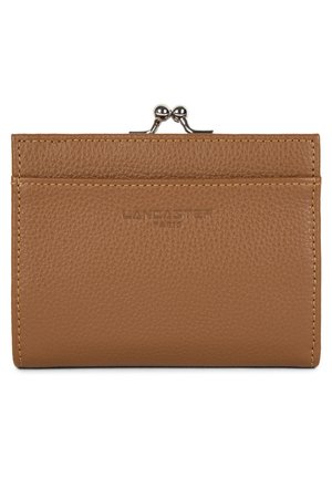 Portafoglio in pelle marrone con texture, dotato di chiusura a scatto, caratterizzato da un marchio in rilievo e due slot per carte sul davanti. Design liscio e minimalista.
