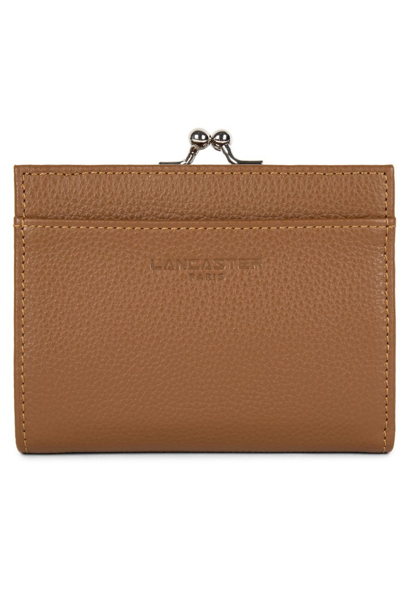 Portafoglio in pelle marrone con texture, dotato di chiusura a scatto, caratterizzato da un marchio in rilievo e due slot per carte sul davanti. Design liscio e minimalista.