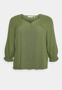 Oliven grøn, knap-op bluse med v-udskæring, trekvart puffærmer og flæsekanter. Lavet af letvægts, glat stof.