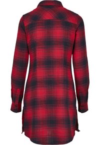 Chemise à manches longues à carreaux rouges et noirs avec un ourlet incurvé, des poignets à boutons et un col ; faite d'un tissu tissé doux avec une finition texturée.