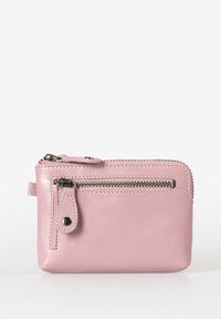 Portafoglio in pelle di morbido rosa pastello con chiusura a zip, tasca a zip esterna e cuciture in contrasto. Forma rettangolare compatta.