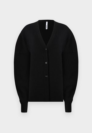 Musternoodist mustikardi G sügava V-kaeluse, pikkade langevate õlgade ja nööpide esiosaga. Ribikudumine mansettide ja ääre ääres lisab tekstuuri.