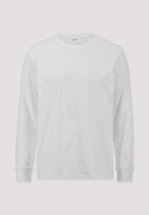 Ein schlichtes weißes Langarmshirt mit Rundhalsausschnitt und gerippten Bündchen, vor einem neutralen Hintergrund präsentiert.