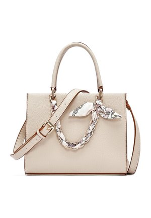 Kremowa torebka o teksturowanej powierzchni z górnym uchwytem, regulowanym paskiem na ramię oraz plecionym szalikiem związanym wokół jednego uchwytu.