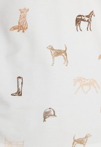 Bavlnená látka s bielym pozadím, na ktorej sú hnedé nakreslené zvieratá (líška, pes, kôň) a jazdecké vybavenie (topánka, čiapka) v rôznych pózach.