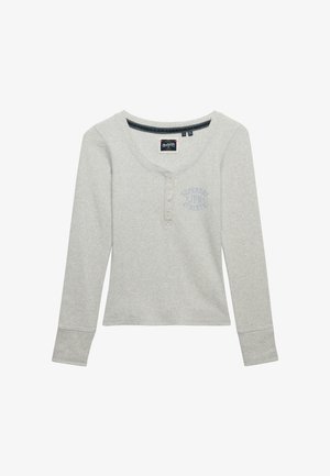 Lichtgrijs Henley-shirt met lange mouwen, voorzien van vier knopen en een subtiel "Superdry JPN Athletic" logo op de borst.