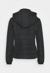 Chaqueta de plumas negra con capucha, diseño acolchado con rayas horizontales, puños elásticos y una textura exterior suave.