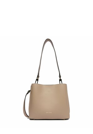 Bolso de mano de cuero beige con herrajes en tono dorado, una sola correa para el hombro y el logo grabado en el centro delantero.