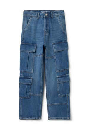 Pantalon cargo en denim bleu avec plusieurs grandes poches à rabat et passants de ceinture, coupe droite, fermeture par boutons.