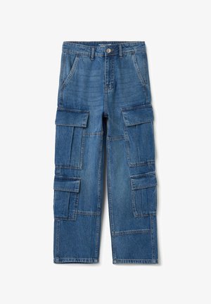 Blå cowboy cargobukser med flere store klaplommer og bæltestropper, straight-leg pasform og knaplukning.