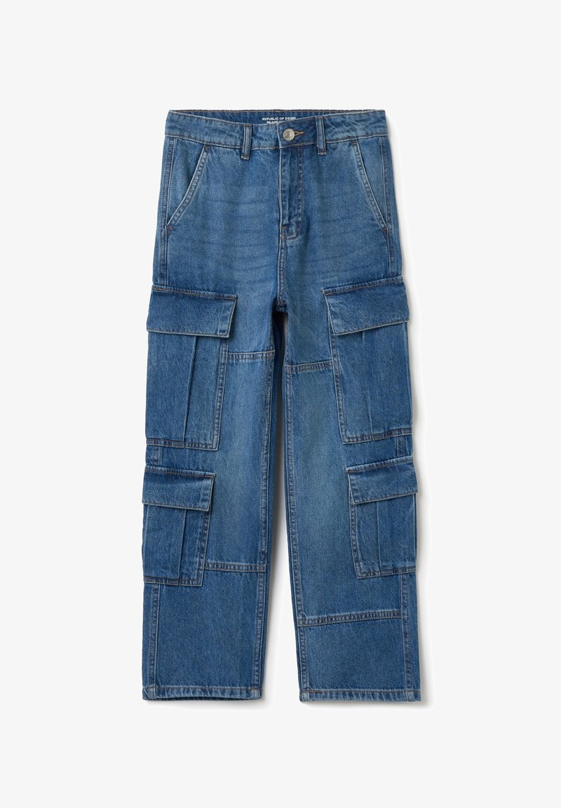 Pantalon cargo en denim bleu avec plusieurs grandes poches à rabat et passants de ceinture, coupe droite, fermeture par boutons.