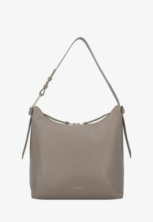 Grå lærveske med en glatt tekstur, rund form, glidelås og justerbar stropp. Diskret merkevarelogo på forsiden.