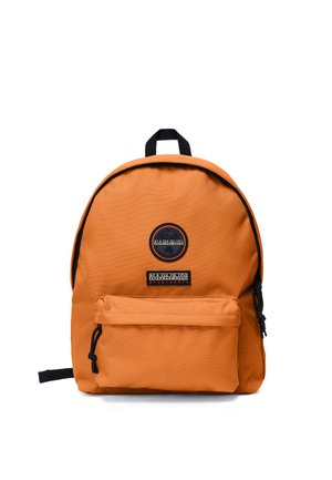 Oranger Rucksack mit Frontreißverschlusstasche, schwarzem Griff und rundem Logo-Patch über einem rechteckigen Markenlabel auf dem Frontpaneel.