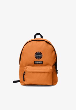 Oranger Rucksack mit Frontreißverschlusstasche, schwarzem Griff und rundem Logo-Patch über einem rechteckigen Markenlabel auf dem Frontpaneel.