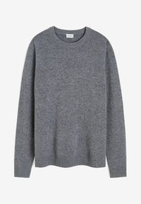 Grijze gebreide trui met een ronde hals, lange mouwen en ribs aan de onderkant. Zachte textuur, minimalistisch ontwerp en geen zichtbare patronen of accenten.