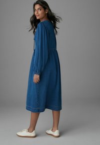 Next TIE FRONT MIDI SMOCK - Denimové šaty - mid blue