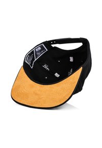 Fekete sapka sárga velúr napszemüveggel, varrott mintával. Belül nyomtatott logók találhatók a fekete bélésen, hátul snapback záródással.