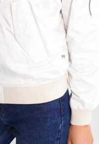 G-STAR Bomberjacka - off-white