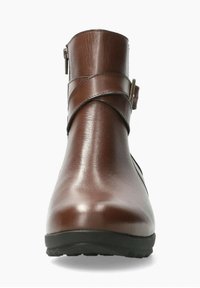 Bottine en cuir marron avec une finition brillante, bout rond et fermeture éclair sur le côté. Elle présente une sangle à l'avant avec un détail de boucle en argent.